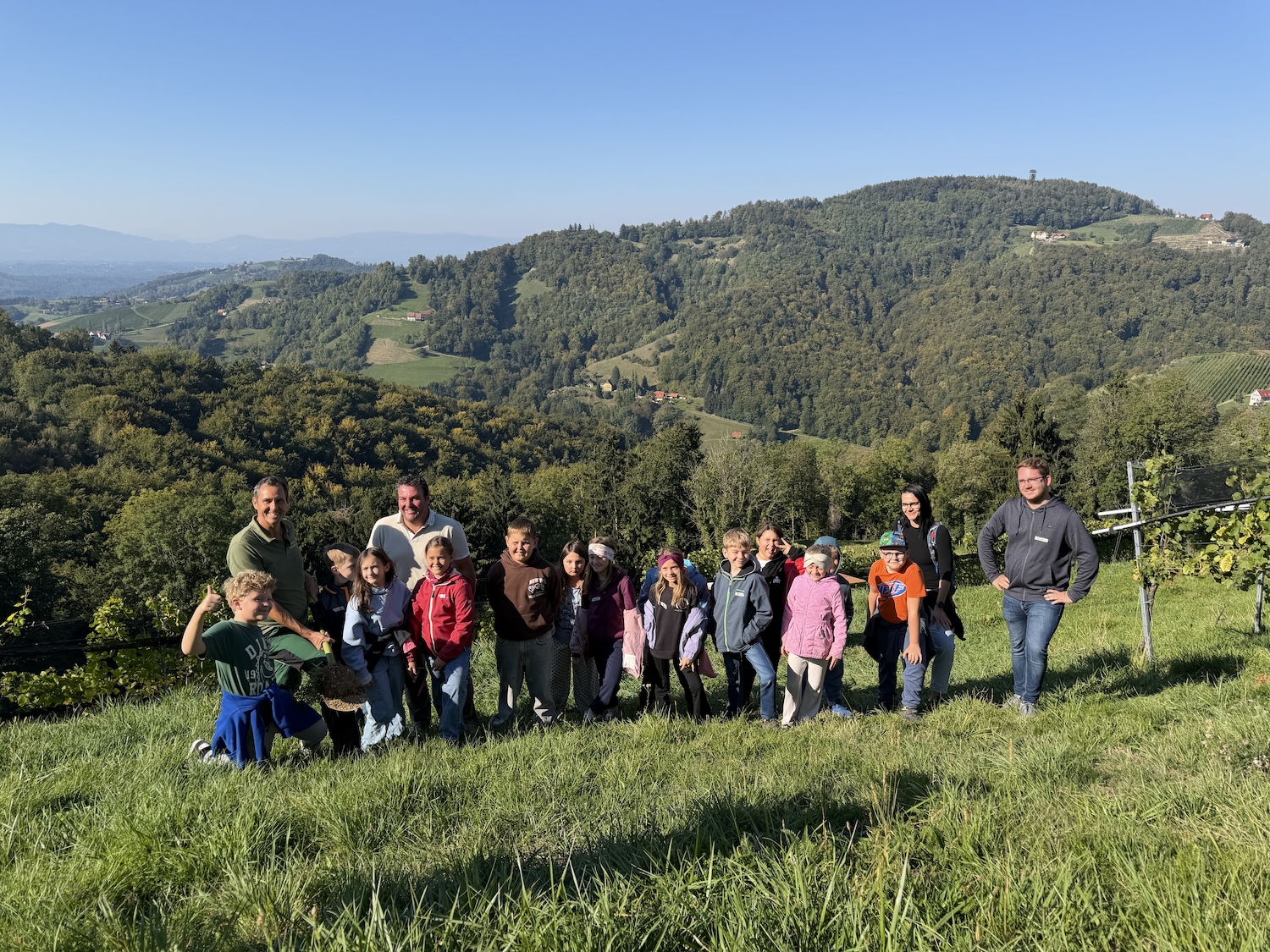 Gruppenfoto vom Kinderer(d)lebnisbodentag in Kitzeck mit der Volksschule Großklein